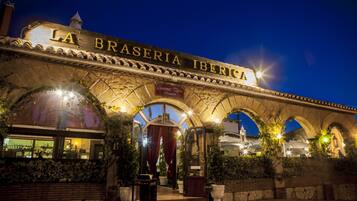Un edificio histórico con arcos y un letrero que dice "LA BRASERIA IBERICA".