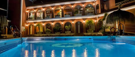 Piscine extérieure, parasols de plage, chaises longues