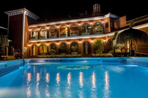 A hotel with a swimming pool, multiple balconies, and outdoor lighting. - Hotel Los Arcos (Nerja)