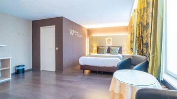 Minibar, két bảo mật tại phòng, bàn