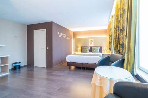 Minibar, in-room safe, desk, free WiFi