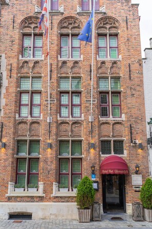 A brick building with a red awning labeled "Hotel Het Gheelestelich." - Hotel Gheestelic hof by CW Hotel Collection (Bruges)