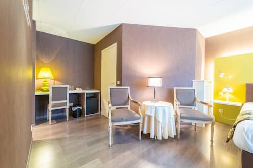 Minibar, in-room safe, desk, free WiFi