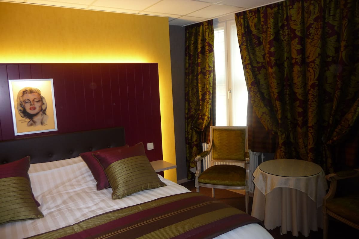Minibar, in-room safe, desk, free WiFi