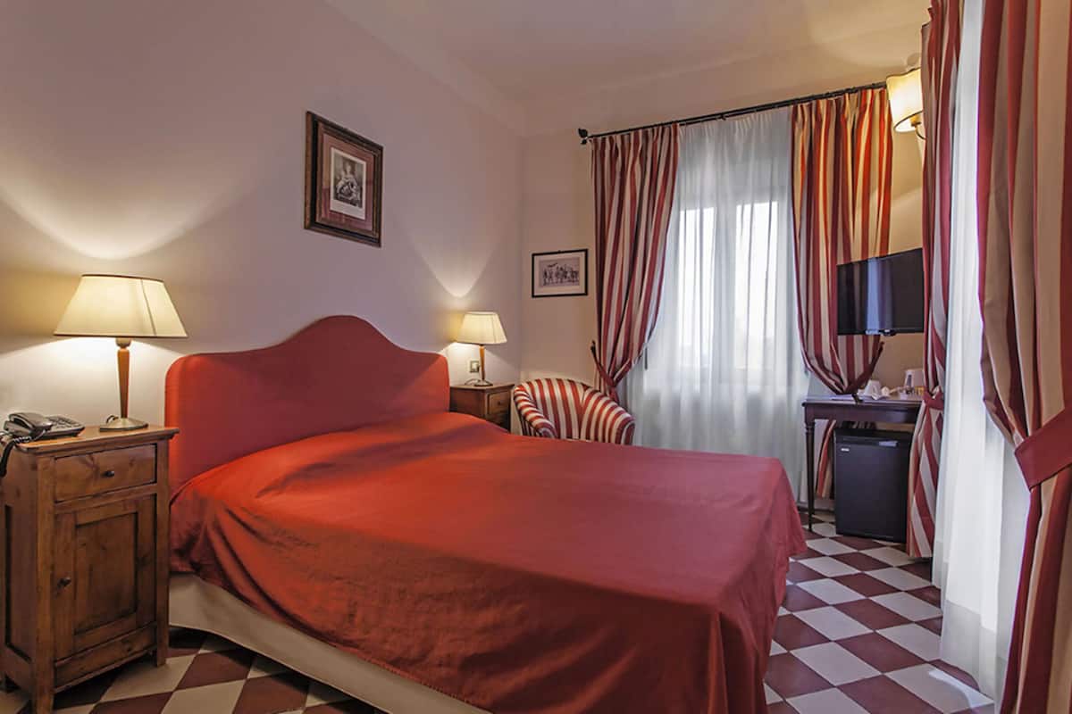 Classic Double Room | Minibar, in-room safe, desk, free WiFi