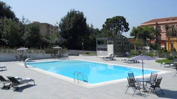 Piscine extérieure (ouverte en saison)