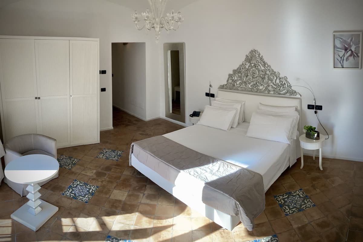 down duvets, minibar, in-room safe, desk