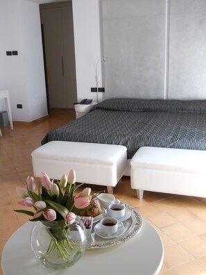 羽绒被、迷你吧、客房内保险箱、办公桌