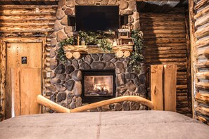 Room (Forty Niner) | Premium bedding, individually decorated, individually furnished - Anniversary Inn - 5th South (Salt Lake City)