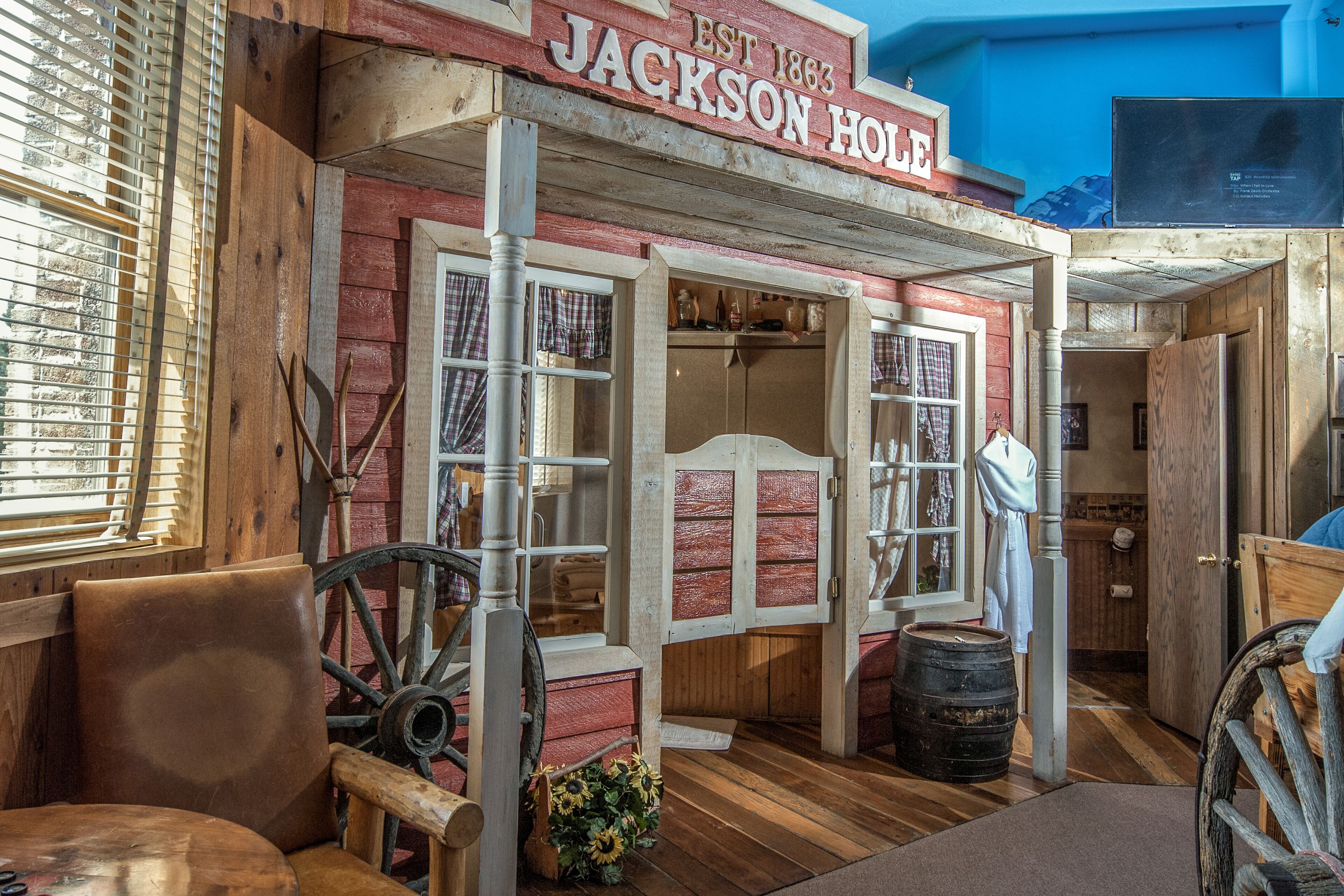 Room (Jackson Hole) | Bathroom | Combined shower/tub, jetted tub, rainfall showerhead, free toiletries