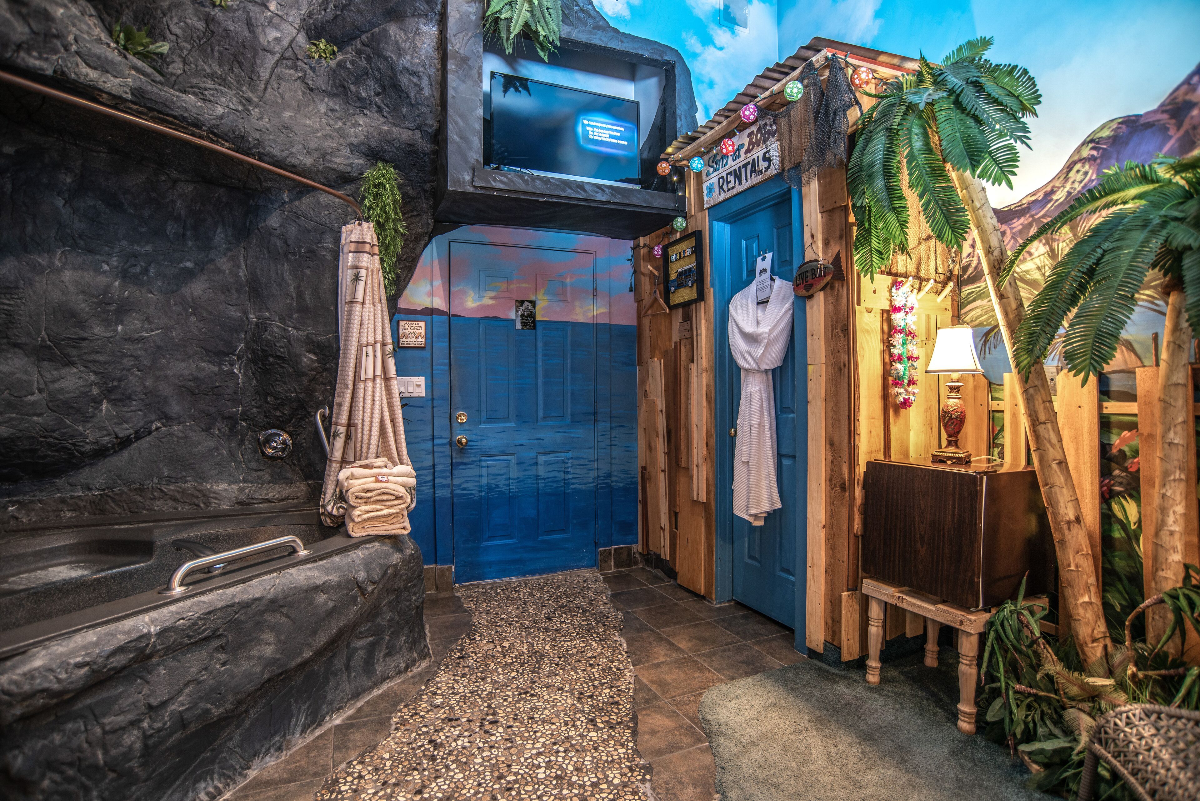Una habitación con bañera, una puerta azul y un letrero que dice 'Rentals'.