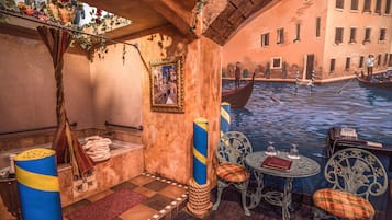 Room (Venice) | Bathroom | Combined shower/tub, jetted tub, rainfall showerhead, free toiletries