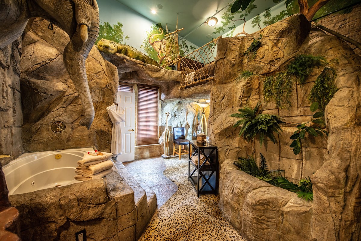 Room (Jungle Safari) | Bathroom | Combined shower/tub, jetted tub, rainfall showerhead, free toiletries