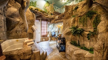 Habitación (Jungle Safari) | Baño | Ducha y bañera combinadas y bañera de hidromasaje