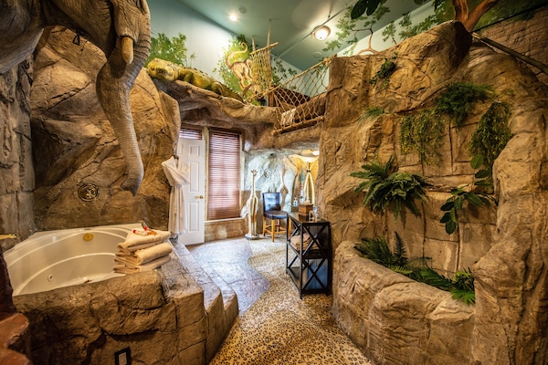 Room (Jungle Safari) | Bathroom | Combined shower/tub, jetted tub, rainfall showerhead, free toiletries