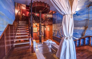 Kamer (Treasure Island I) | Luxe beddengoed, individueel gedecoreerd, individueel gemeubileerd