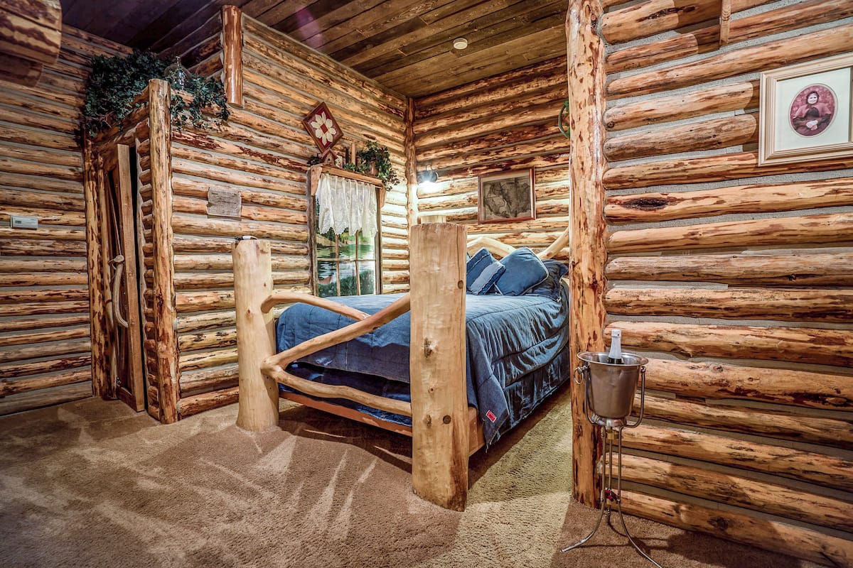 Room (Forty Niner) | Premium bedding, individually decorated, individually furnished