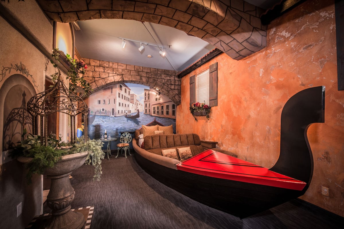 Room (Venice) | Premium bedding, individually decorated, individually furnished