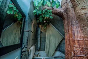 Zimmer (Jungle Safari) | Badezimmer | Duschwanne, Whirlpool, Regendusche, kostenlose Toilettenartikel