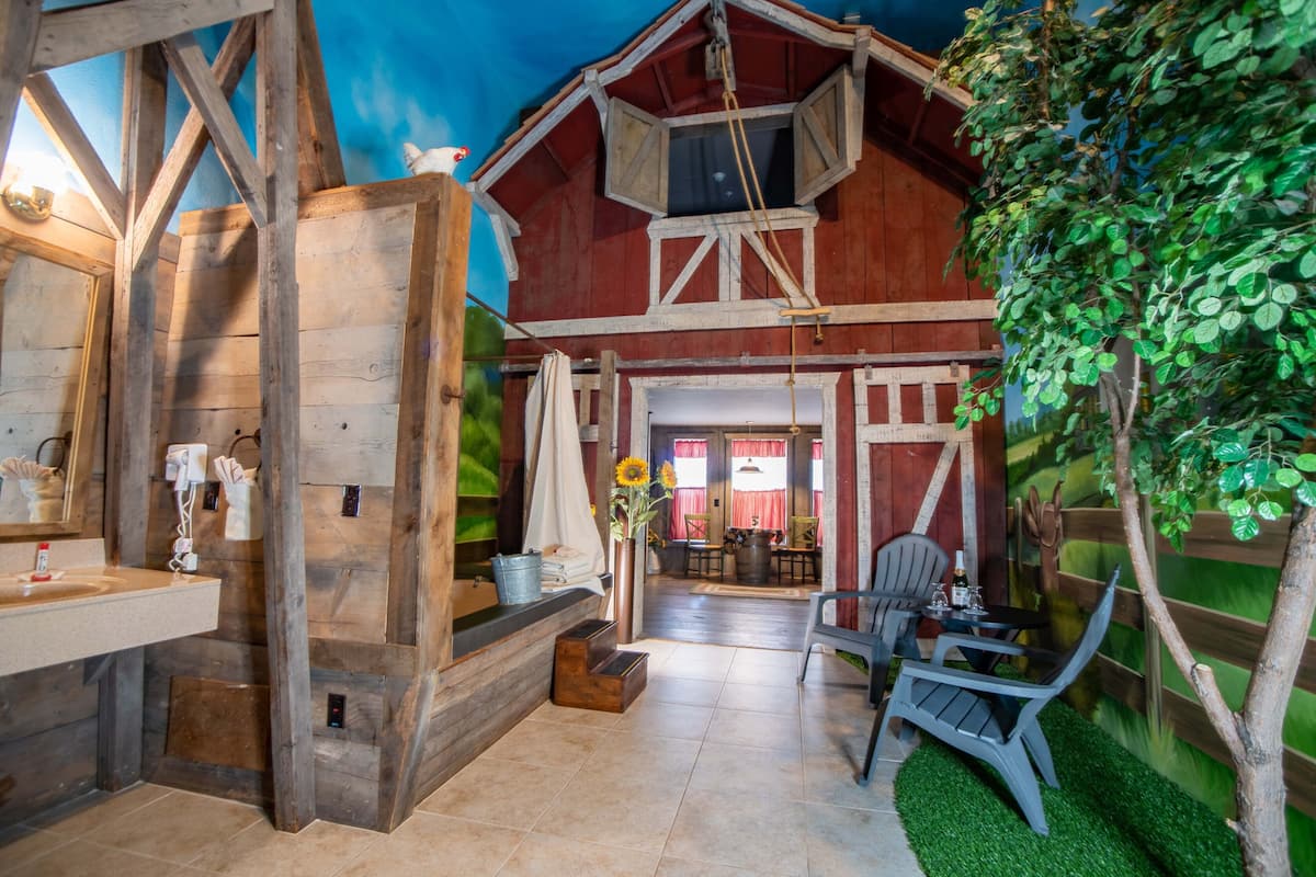 Une cabane en bois rustique dotée d’une salle de bain et d’un coin repas.