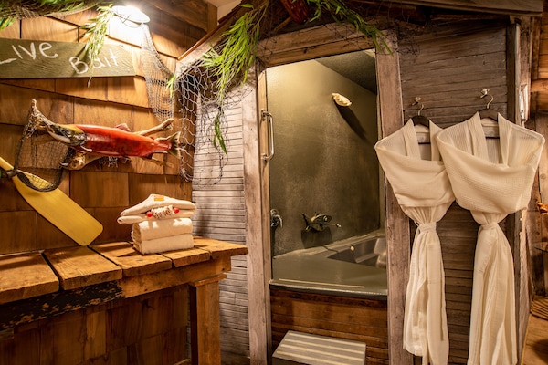Room (Fishermans Wharf) | Bathroom | Combined shower/tub, jetted tub, rainfall showerhead, free toiletries