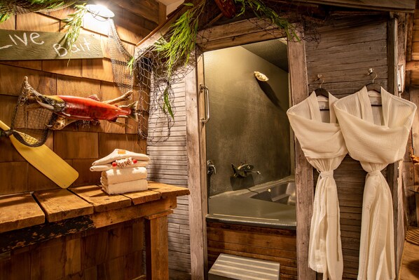 Room (Fishermans Wharf) | Bathroom | Combined shower/tub, jetted tub, rainfall showerhead, free toiletries - Anniversary Inn - Boise (Boise)