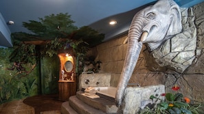 Room (Jungle Safari) | Premium bedding, individually decorated, individually furnished - Anniversary Inn - Boise (Boise)