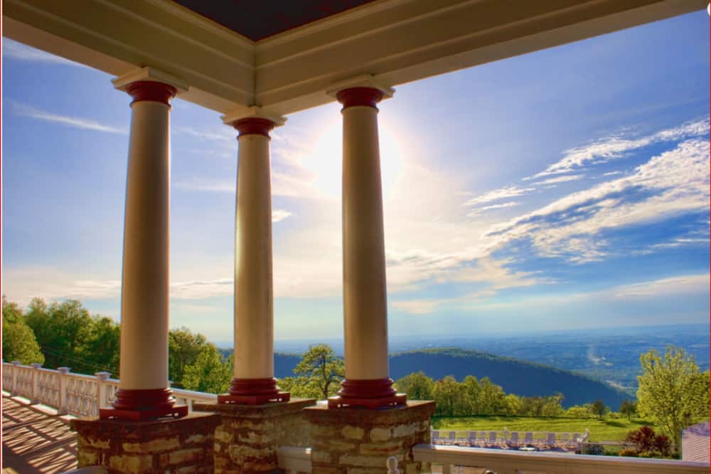 The Historic Summit Inn
