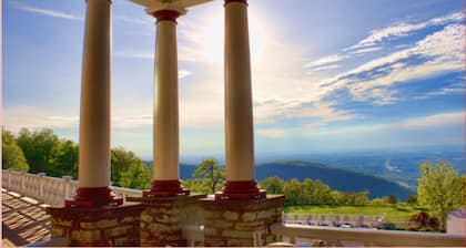 The Historic Summit Inn