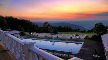 Piscina interna, piscina externa, espreguiçadeiras