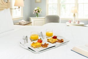 Free daily buffet breakfast  - Old Harbor Inn (Chatham)