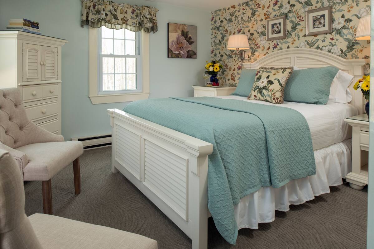 Luxury Queen Room | Premium bedding, pillowtop beds, blackout drapes, iron/ironing board