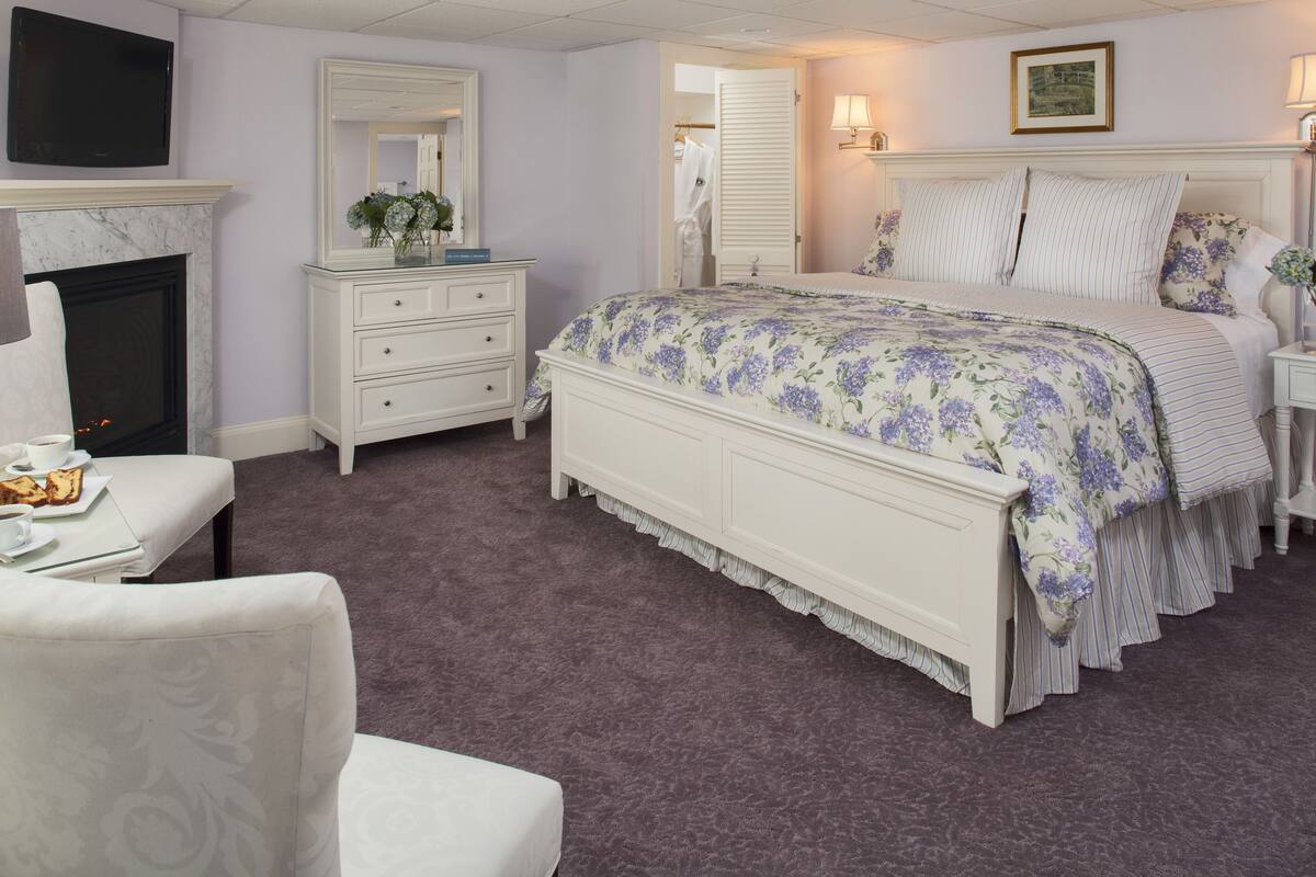 Superior King Spa | Premium bedding, pillowtop beds, blackout drapes, iron/ironing board