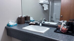 Een bad/douchecombinatie, gratis toiletartikelen, handdoeken