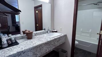 Singola Standard, 1 letto matrimoniale | Bagno | Combinazione doccia/vasca, set di cortesia gratuito, asciugamani