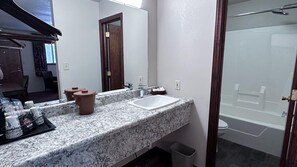 Habitación individual estándar, 1 cama matrimonial | Baño | Tina con regadera, amenidades de baño gratuitas, toallas 