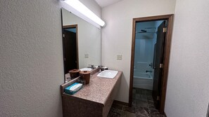 Combined shower/bathtub, free toiletries, towels - The Shelby Inn (Shelbyville)