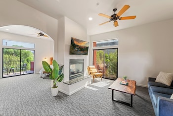 Premium Suite | 1 bedroom, Egyptian cotton sheets, hypo-allergenic bedding at Las Posadas of Sedona