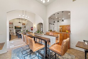 Free daily full breakfast - Las Posadas of Sedona (Sedona)