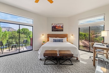 Premium Suite | 1 bedroom, Egyptian cotton sheets, hypo-allergenic bedding at Las Posadas of Sedona
