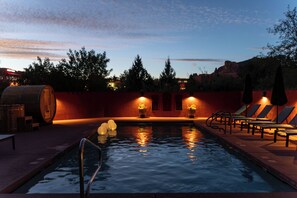 Outdoor pool, pool umbrellas, sun loungers - Las Posadas of Sedona (Sedona)