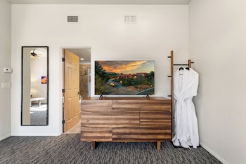 Deluxe Suite | 1 bedroom, Egyptian cotton sheets, hypo-allergenic bedding at Las Posadas of Sedona