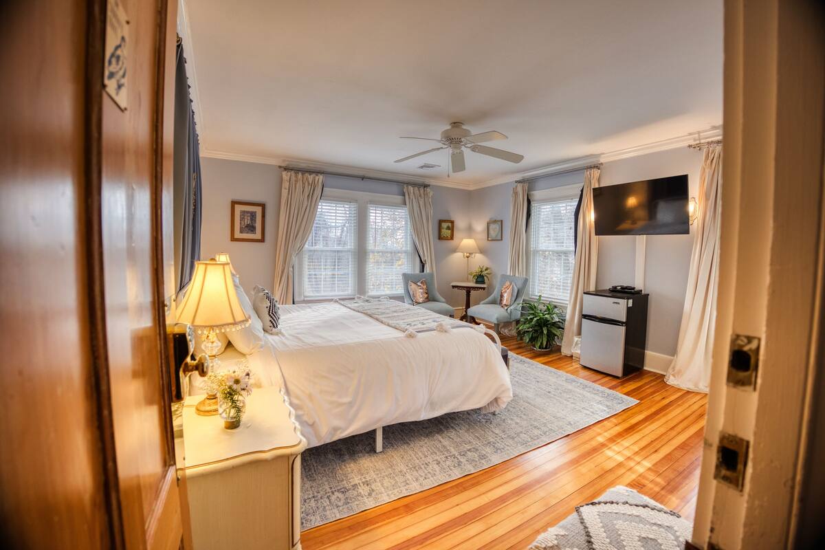 Snowy Owl in the Mainhouse | 1 bedroom, premium bedding, laptop workspace, iron/ironing board
