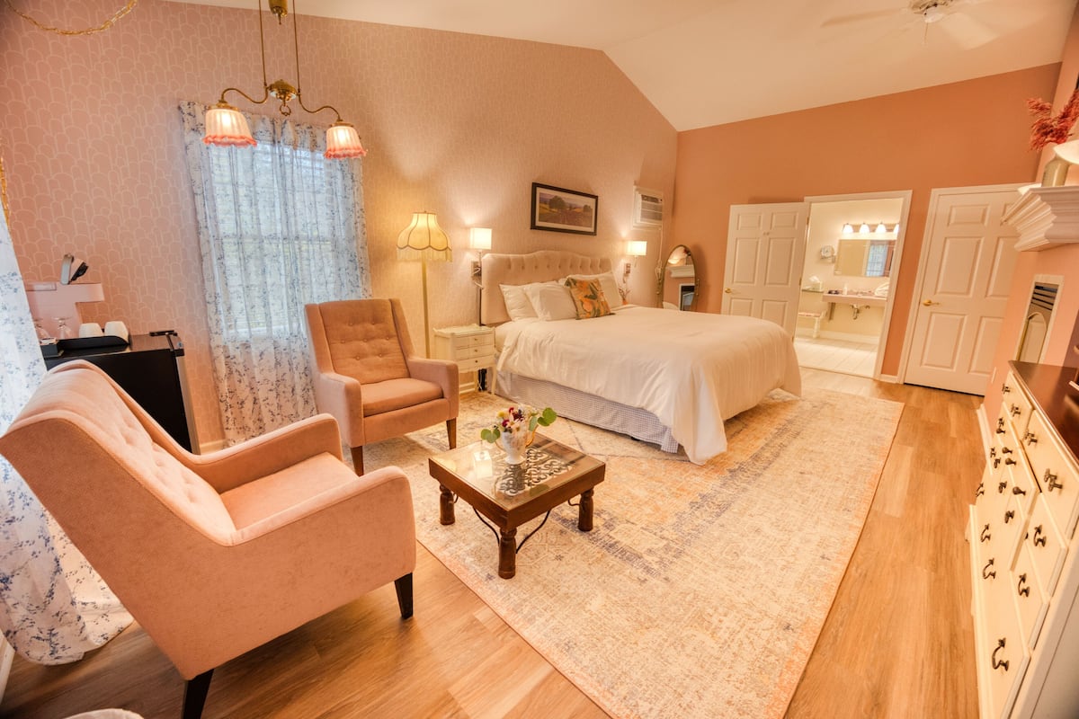 Provence in the Cottage | 1 bedroom, premium bedding, laptop workspace, iron/ironing board