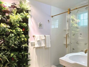 Garden in the mainhouse | 浴室 | 名牌洗护用品、吹风机、毛巾、肥皂