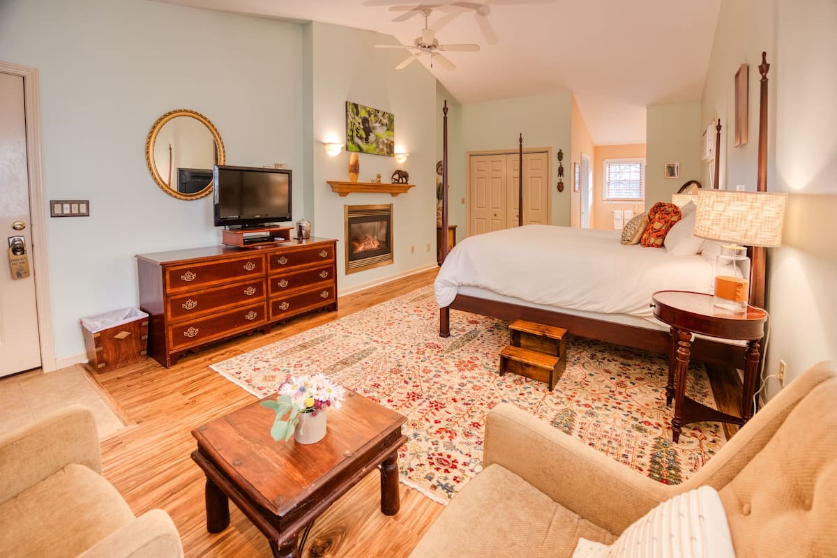 Out of Africa in the Cottage | 1 bedroom, premium bedding, laptop workspace, iron/ironing board