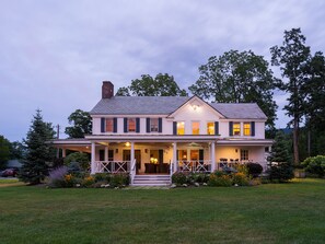 Front of property - Hill Farm Inn (Arlington)