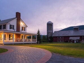 Front of property - Hill Farm Inn (Arlington)