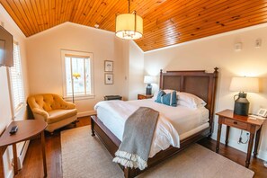 Deluxe Room, 1 Queen Bed (Wilcox) | Individually decorated, individually furnished, iron/ironing board - Hill Farm Inn (Arlington)