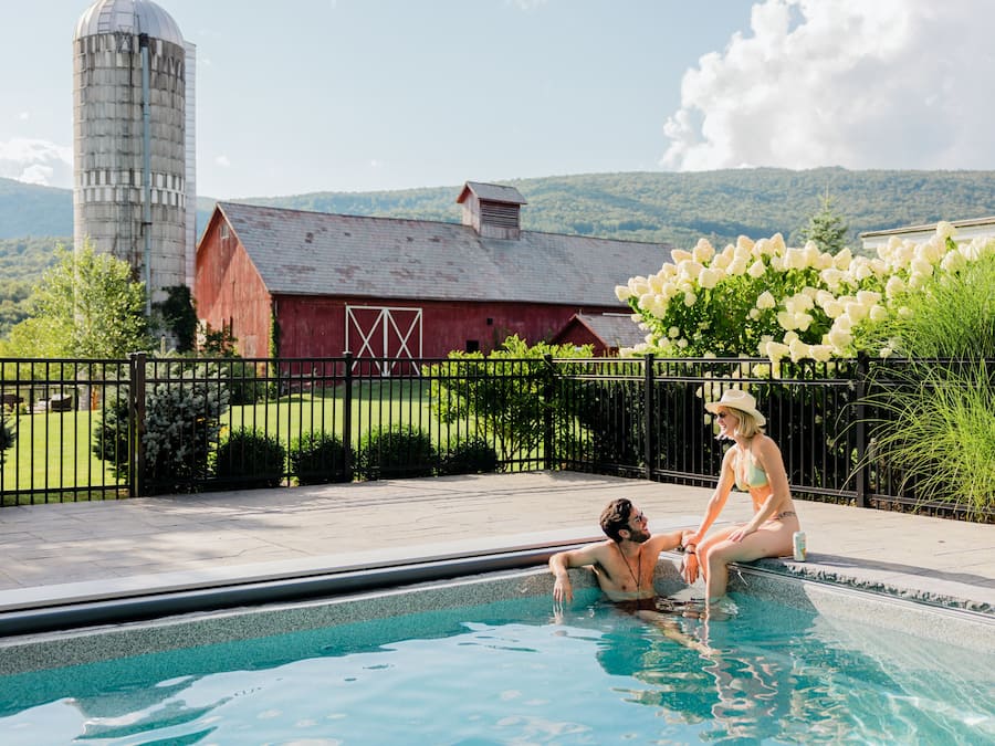 Una piscina al aire libre, sillones reclinables de piscina